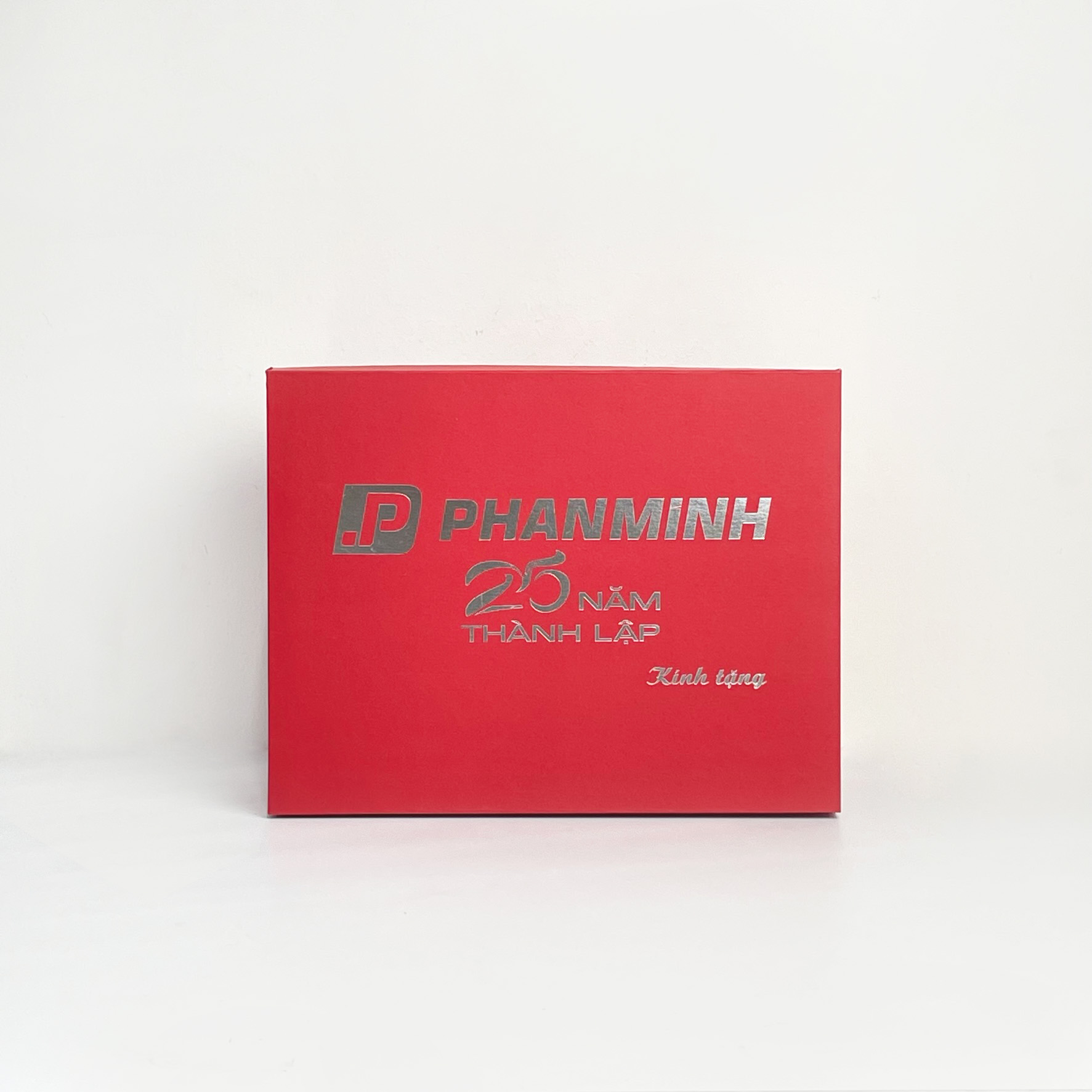 Hộp cứng nắp rời màu đỏ ép kim ánh bạc — quà kỷ niệm thành lập doanh nghiệp
