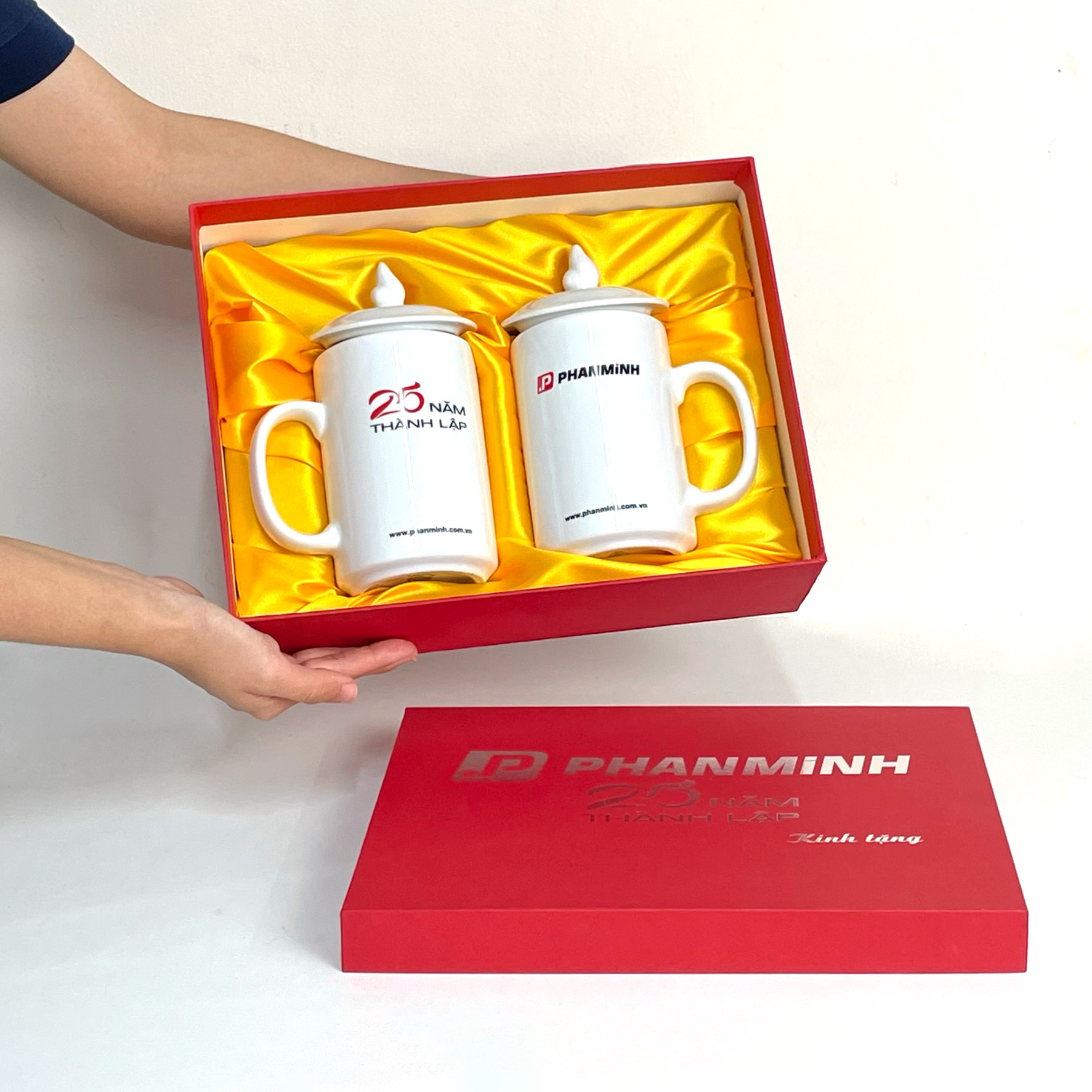 Trên tay bộ quà kỷ niệm 25 năm thành lập với cặp cốc sứ có nắp in logo