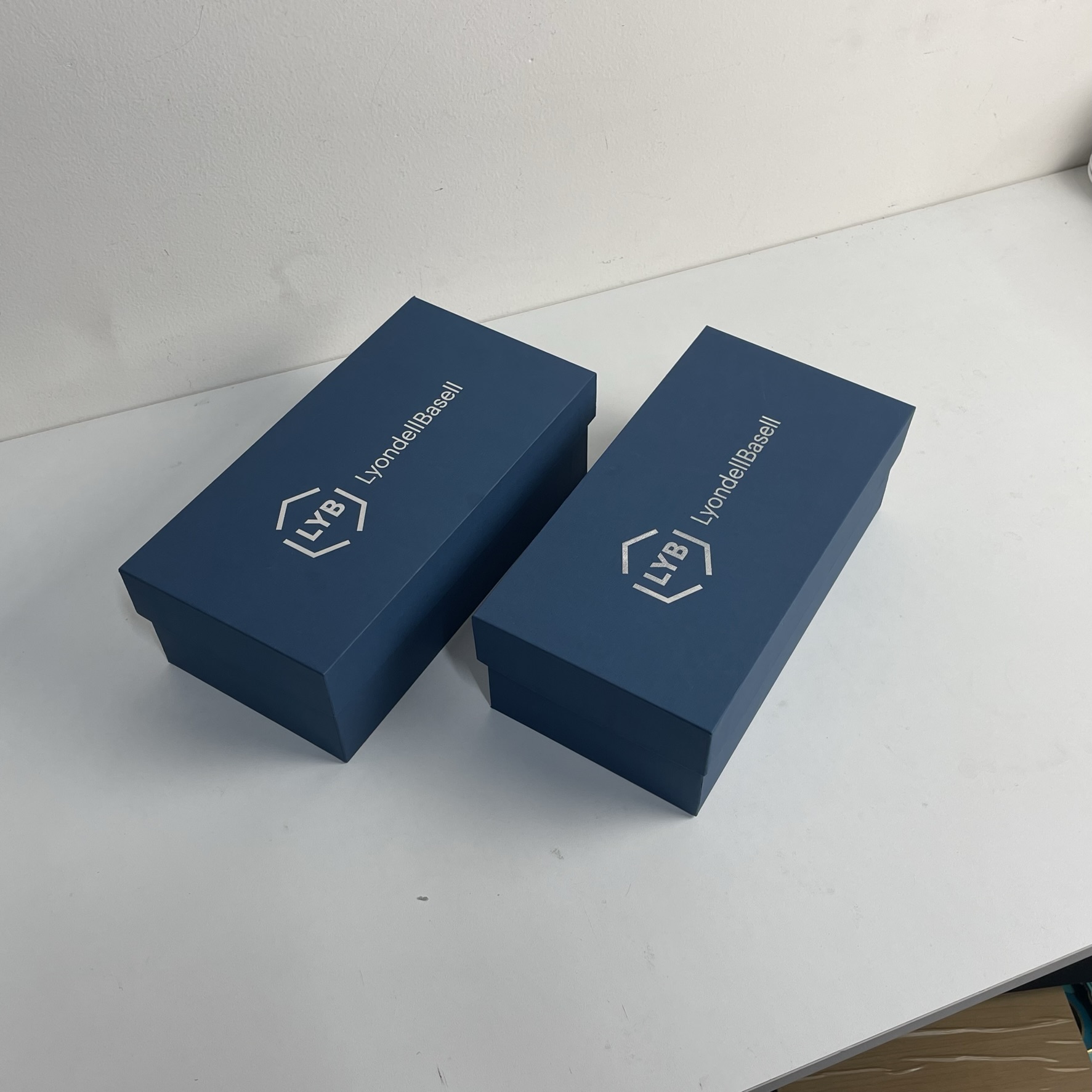 Bộ quà tặng 20-10 cho doanh nghiệp: hộp cứng in logo và cốc sứ trắng sản xuất tại xưởng hộp cứng