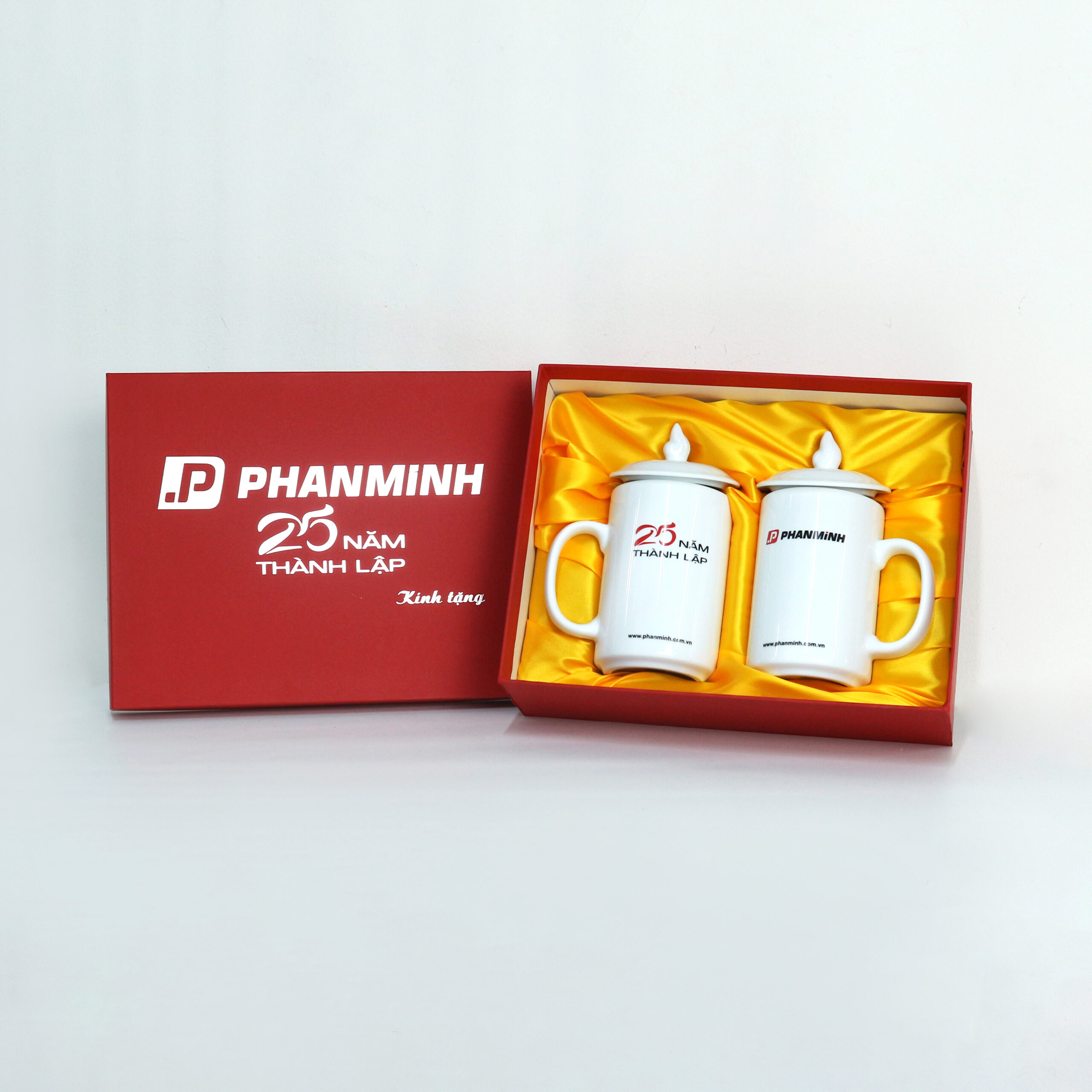 Bộ quà kỷ niệm 25 năm thành lập với hộp cứng in logo và đôi cốc sứ trắng có nắp